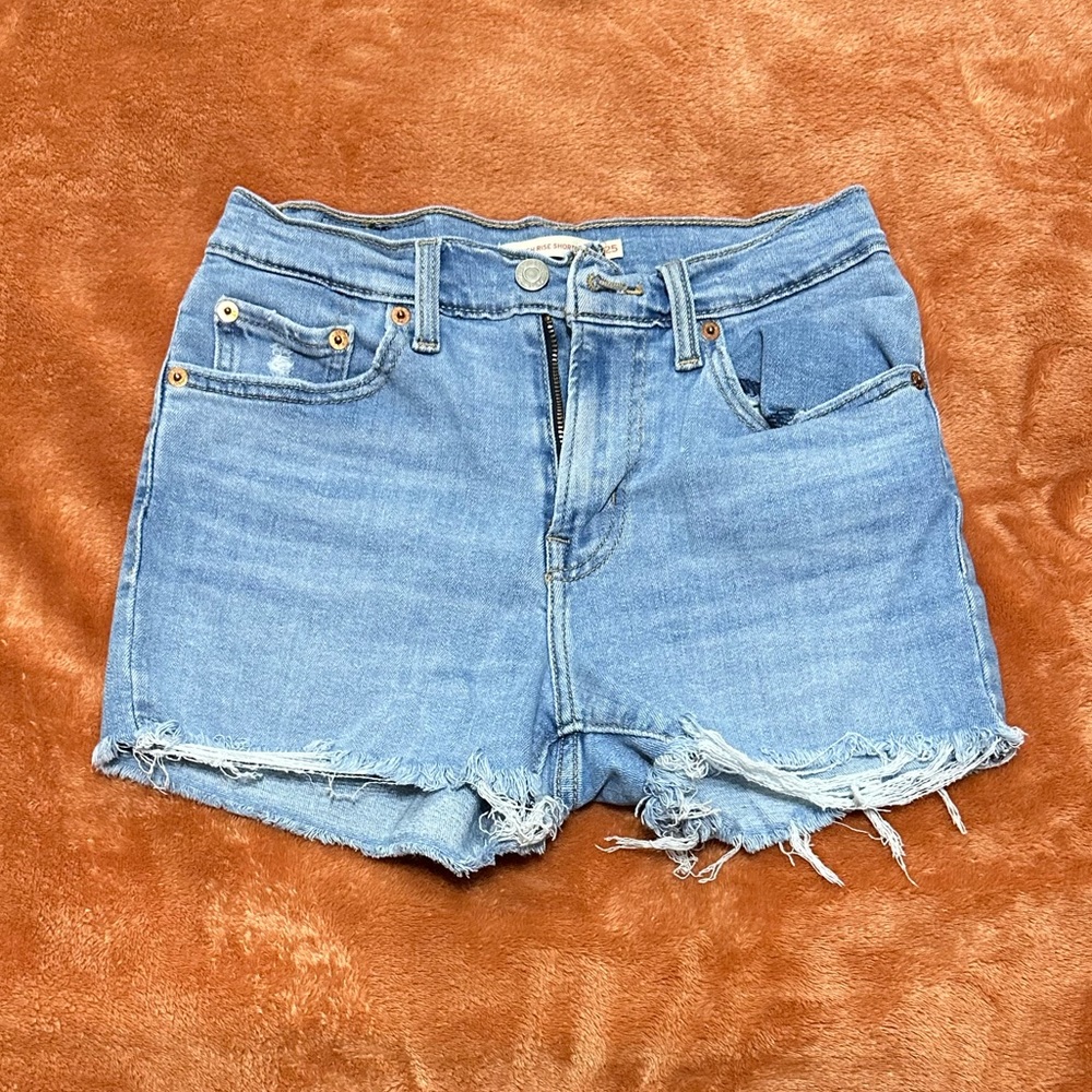 LEVI high rise light wash denim shorts. Size 25